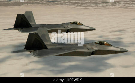 Le colonel Jeff Harrigian, commandant de la 49e Escadre de chasse, et le lieutenant-colonel Mike Hernandez, 7e Escadron de chasse, commandant de l'avion F-22 Raptors 2 juin plus de White Sands National Monument sur le chemin de leur base, la base aérienne de Holloman, N.M. Russell Senior Airman Scalf) Banque D'Images