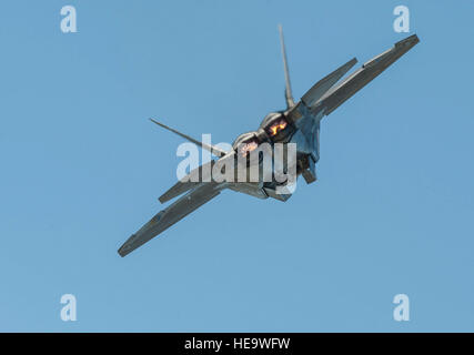 Un F-22 Raptor effectue une manoeuvre aérienne au cours de l'AirPower sur Hampton Roads Open House at Joint Base Langley-Eustis, en Virginie, le 24 avril 2016. Le Raptor, un composant essentiel de la grève à l'échelle mondiale, le Groupe de travail est conçu pour projeter rapidement une position dominante de l'air et de vaincre les menaces qui tentent de refuser l'accès à la nation de services militaires. Kayla Newman Senior Airman) Banque D'Images