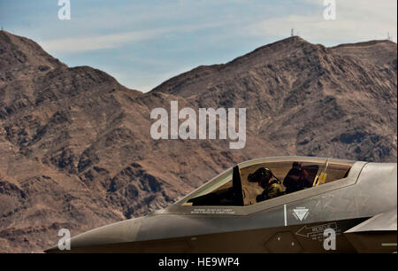 Une variante de la Air Force F-35A Lightning II, piloté par le Lieutenant-colonel marin Rodger Hardy avec la Defense Contract Management Agency, arrive le 24 avril 2013, à Nellis Air Force Base, Nevada Le F-35A est d'un seul moteur, 5e génération, de combat polyvalent, capable d'effectuer l'attaque au sol, de reconnaissance et de défense aérienne de missions avec une capacité de furtivité. Airman Senior Daniel Hughes) Banque D'Images