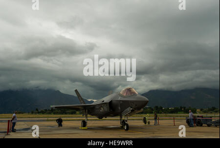 Le premier F-35A Lightning II Joint Strike Fighter jamais d'atterrir à Hill Air Force Base, Utah, arrive ici l'après-midi du 13 septembre. L'interarmisation, le chasseur de cinquième génération sont arrivés de la 422nd Squadron d'essai et d'évaluation, Nellis AFB, Nevada, et devrait faire l'objet de modifications post-production à l'air d'Ogden complexe de logistique. Hill, Lockheed Martin et l'Utah élus vont se réunir pour une cérémonie le 20 septembre. La cérémonie marque le début de l'entretien du F-35 à la base aérienne Hill et n'est pas un fondant la décision. Le s.. Doskey Devin Banque D'Images