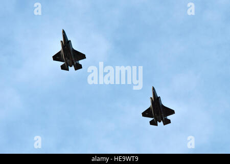 Deux Lockheed Martin F-35 Lightning II avions passent plus de la Nellis Air Force Base, Nevada, avant l'atterrissage, 6 mars 2013. Le Lockheed Martin F-35 Lightning II est un mono-moteur, de la cinquième génération, de combat polyvalent, capable d'effectuer l'attaque au sol, de reconnaissance et de défense aérienne de missions avec une capacité de furtivité. Un membre de la 1re classe Jason Couillard)
