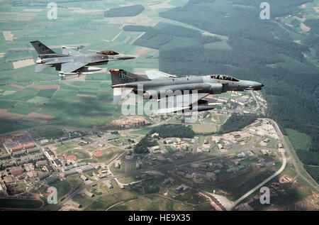 Le 480e Escadron tactique de chasse F-4G Phantom II Wild Weasel aéronef, premier plan, et un F-16C Fighting Falcon de la 23e Escadron Tactique de Chasse voler sur Spangdahlem Air Base. Le F-16C est porteur d'un missile Sidewinder AIM-9 sur son pylône extérieur, gauche et les deux avions sont armés de missiles AGM-88 HARM. Banque D'Images