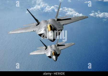 Deux F-22 Raptors voler au-dessus de l'océan Pacifique au cours d'une mission de sécurité dans le théâtre le 9 mars dans le cadre d'un déploiement à Andersen Air Force Base, Guam. Les Raptors sont déployés à partir de Elmendorf AFB, en Alaska. Le sergent-chef. Kevin J. Gruenwald) Banque D'Images