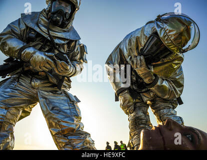 Le s.. Nathan Williams et Senior Airman Justin Caldwell, 19e Escadron de génie civile, pompiers, inspecter une victime simulée dans le cadre d'un accident majeur d'inspection réponse le 22 avril 2015, à Jacksonville, l'arche. l'exercice reproduit un accident d'avion et testé l'état de préparation des aviateurs de plus de cinq différentes Little Rock Air Force Base escadrons. Brexel Senior Airman Harry) Banque D'Images