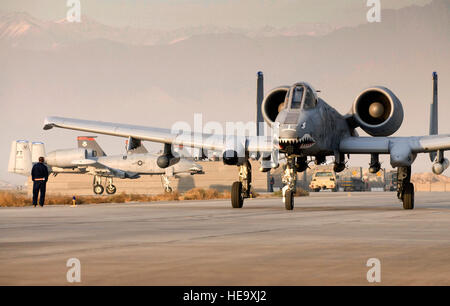 Un A-10 Thunderbolt II, piloté par le Capitaine Eric Fleming, prépare pour le décollage de l'air à Bagram, en Afghanistan, 2 décembre. Les dents peintes sur le nez de l'appareil symbolise l'héritage de l'escadron de chasse, datant de la célèbre "Flying Tigers" DE LA DEUXIÈME GUERRE MONDIALE. Le s.. Samuel Morse)(1992) Banque D'Images