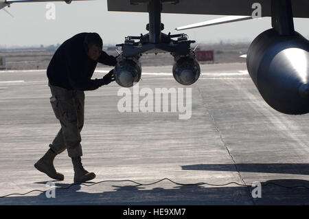 Le s.. Chadwick Carter, un 332e Unité de maintenance d'aéronefs, le chargeur des armes qui désarme une bombe guidée unité sur un F-16 Fighting Falcon, janv. 19. Munitions d'aéronefs sont désarmées après l'atterrissage pour assurer la sécurité des membres du personnel au sol. Carter est déployé à partir de la Base Aérienne de Spangdahlem, en Allemagne. Airman Senior Julianne Showalter) Banque D'Images