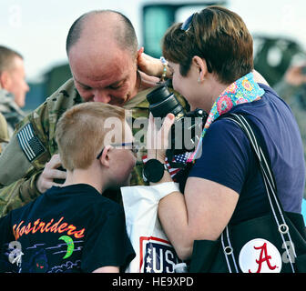 Les membres de la famille accueil bienvenue l'un des plus de 100 aviateurs américains avec la 9e Unité de maintenance d'aéronefs à Hurlburt Field, en Floride, le 9 mars 2014. Michelle Patten Senior Airman Banque D'Images