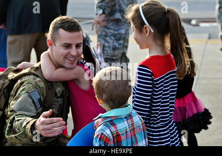 Les membres de la famille accueil bienvenue l'un des plus de 100 aviateurs américains avec la 9e Unité de maintenance d'aéronefs à Hurlburt Field, en Floride, le 9 mars 2014. Michelle Patten Senior Airman Banque D'Images