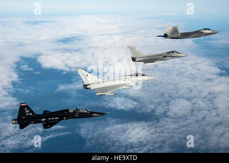 Un U.S. Air Force T-38 Talon, la Typhoon de la Royal Air Force, armée de l'air Rafale et U.S. Air Force F-22 Raptor volent en formation dans le cadre d'un exercice trilatéral tenue à Langley Air Force Base, en Virginie, le 7 décembre 2015. La 1re Escadre de chasse a accueilli l'exercice qui se concentre sur les opérations dans un environnement opérationnel très disputé. Kayla Newman Senior Airman) Banque D'Images