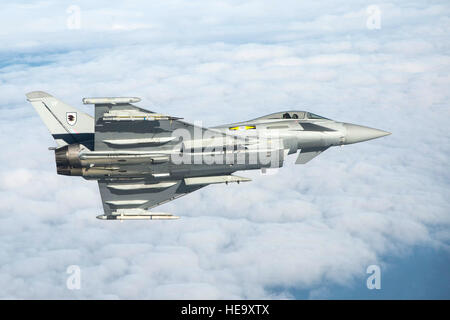 La Royal Air Force britannique Typhoon vole dans le cadre de l'exercice trilatéral inaugurale tenue à Langley Air Force Base, en Virginie, le 7 décembre 2015. Les Typhoon de la RAF fournit avec un agile hautement capable d'avions de combat multi-rôle, capable d'être déployée au complet des opérations aériennes, telles que la police, de soutien de la paix et des conflits de haute intensité. Kayla Newman Senior Airman) Banque D'Images