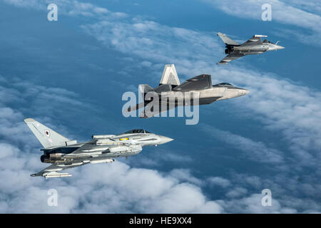 La Royal Air Force britannique typhon, U.S. Air Force F-22 Raptor et le français Rafale de l'armée de l'air volent en formation dans le cadre d'un exercice trilatéral tenue à Langley Air Force Base, en Virginie, le 7 décembre 2015. La 5e génération d'avions impliqués dans l'exercice sont les plus avancées technologiquement actifs dans le monde d'aujourd'hui. Kayla Newman Senior Airman) Banque D'Images