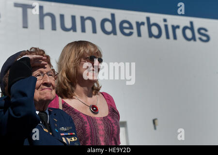 Un Strohfus Betty Wall, les femmes de la DEUXIÈME GUERRE MONDIALE, pilote de l'Armée de l'air et Julianne Reed, Strohfus' fille, regarder F-16 Fighting Falcon affecté à l'Armée de l'Air Escadron de démonstration aérienne des Thunderbirds, 'TAXI' durant sa remarquable visite le 27 septembre 2012, à Nellis Air Force Base, Nevada Strohfus ont visité avec femmes pilotes et du personnel de soutien affectés à la Thunderbirds durant sa visite à Nellis. Le s.. Christopher Hubenthal) Banque D'Images