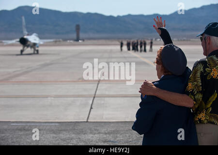 Un Strohfus Betty Wall, les femmes de la DEUXIÈME GUERRE MONDIALE, pilote de l'Armée de l'air et Mike Roberts, Strohfus' fils, dites adieu à l'Armée de l'Air Escadron de démonstration aérienne des pilotes 'Thunderbirds, distingué au cours d'une visite le 27 septembre 2012, à Nellis Air Force Base, Nevada Strohfus ont visité le hangar de Thunderbird, la tour de contrôle, et a parlé avec des aviateurs de ses expériences au cours de sa visite. Le s.. Christopher Hubenthal) Banque D'Images