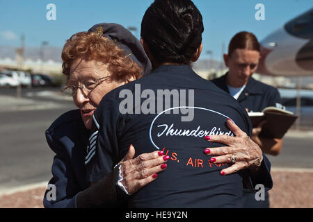 Un Strohfus Betty Wall, les femmes de la DEUXIÈME GUERRE MONDIALE, pilote de l'Armée de hugs Master Sgt. Gina Creel, U.S. Air Force Escadron de démonstration aérienne 'Thunderbirds, personnel de soutien commandant des noncomissioned , officier en charge au cours d'une visite distingué le 27 septembre 2012, à Nellis Air Force Base, Nevada Strohfus fut stationné à Las Vegas Army Air Field à partir de 1943-1944, et a été l'un des 1 074 femmes qui a obtenu les pilotes pendant la DEUXIÈME GUERRE MONDIALE. WASP Las Vegas Army Air Field plus tard a été désigné comme Nellis AFB. Le s.. Christopher Hubenthal) Banque D'Images