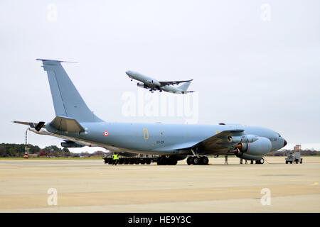 La Royal Air Force britannique Voyager survole une French air force C-135FR avant le premier exercice trilatéral, à Langley Air Force Base, en Virginie, le 1er décembre 2015. Bien que l'US Air Force organise divers exercices avec les pays alliés et les pays partenaires dans le monde entier, cet exercice particulier est l'un des premiers à mettre l'accent sur une plus grande intégration de 5e génération les capacités des aéronefs. Airman Senior Aubrey White) Banque D'Images