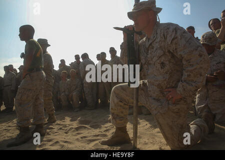 Le Lieutenant-colonel Michael Nakonieczny, commandant du Bataillon de Quartier Général, 1er Bataillon de reconnaissance blindé léger, 1 Division de marines, les genoux vers le bas avec l'Épée Highlander alors que l'aide de bâtons Marines lutte pugilistique vous intéresse au cours de la 1ère nuit à bord de l'Highlander LAR Marine Corps Base Camp Pendleton, en Californie, le 30 juin 2016. L'Highlander nuit resserre les liens de fraternité dans le cadre des concours qui dressent contre l'unité de l'unité. Lance le Cpl. Timothy Valero/ libéré) Banque D'Images