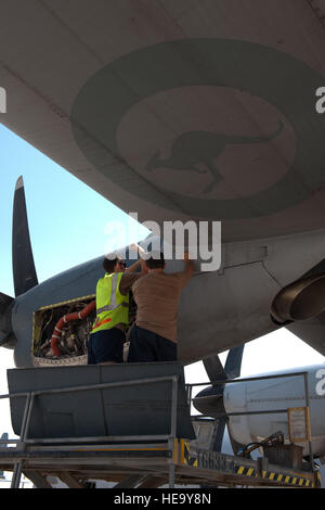 Gauche, Royal Australian Air Force aviateur-chef Evan Dutton et le Cpl. Robert Freeman, 37e Escadron, RAAF, dépanner un problème de moteur sur un C-130J, le 15 septembre, dans le sud-ouest de l'Asie. Le 37e Escadron vole un éventail de missions d'assurer le transport aérien de combat dans le théâtre d'appui aux forces de défense australiennes et les partenaires de la coalition dans le sud-ouest de l'Asie. Les membres de la RAAF sont déployés à partir de la base de la RAAF Richmond, New South Wales, en Australie, dans le cadre de l'opération Enduring Freedom. Banque D'Images