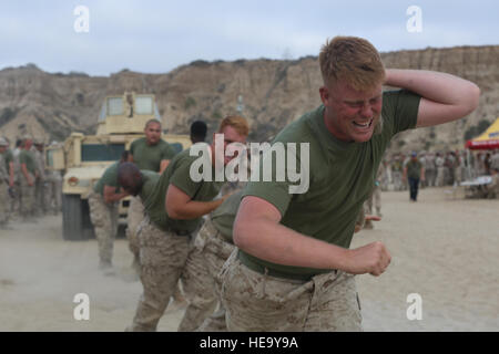 Marines avec le 1er Bataillon de reconnaissance blindé léger 1 Division de marines, la conduite a expiré au cours de l'Humvee tire du bataillon Highlander nuit à bord de Marine Corps Base Camp Pendleton, en Californie, le 30 juin 2016. Les compétitions intra-muros a renforcé les liens entre les Marines travaillant en équipes. Lance le Cpl. Timothy Valero/ libéré) Banque D'Images