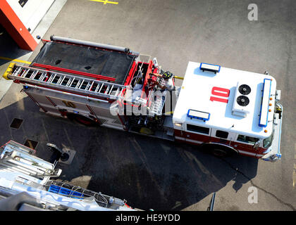 Un aviateur de l'Armée de l'air américaine affecté à la 31e Escadron de Génie Civil Département incendie contrôles d'effectuer l'opération sur un camion, le 18 mai 2015, à la base aérienne d'Aviano, en Italie. Au début de chaque quart de travail, les services d'urgence incendie aviateurs Vol contrôler des véhicules d'intervention d'urgence, d'une radio et d'équipement pour assurer un fonctionnement correct. Airman Senior Areca T. Wilson Banque D'Images