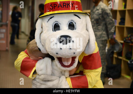 Le chien Sparky incendie étreignant un enfant à la base aérienne de Spangdahlem, en Allemagne, le 9 octobre 2013, durant la Semaine de prévention des incendies. Kyle Gese Navigant de première classe Banque D'Images