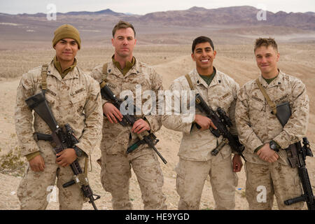 Les Marines américains affectés au 3e Bataillon de reconnaissance blindé, 1 Division de marines, le socle pour une photo tout en participant à l'exercice de formation intégrée 2-16 au Marine Corps Air Ground Combat Center, Twentynine Palms, Californie, le 23 janvier 2016. MCAGCC procède au tir les armes combinées, les opérations urbaines, et des articulations ou de la coalition qui favorisent la formation d'intégration au niveau de préparation des forces opérationnelles. Steven A. Ortiz Senior Airman Banque D'Images