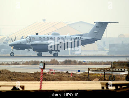 Aviateurs se félicite de la première force aérienne MC-12 à être basée en Afghanistan le 27 décembre 2009. L'avion apporte une autre possibilité de l'opération Enduring Freedom, parce que le MC-12 n'est pas seulement un avion, mais une collection complète, de traitement, d'analyse et de diffusion d'aviateurs engagés à sécuriser l'Afghanistan et protéger des vies afghanes et de la coalition. Juenke Senior Airman Felicia) Banque D'Images