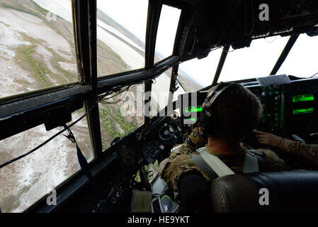 Le Major de l'US Air Force Mathew Nevius, 1e Escadron d'opérations spéciales, le pilote effectue des manœuvres de bas niveau dans un MC-130H Combat Talon II lors de l'exercice Talisman Sabre dans le Territoire du Nord, Australie, le 2 juillet 2015. Des exercices tels que Talisman Saber 2015 offrir une formation pertinente, réaliste, qui est nécessaire pour maintenir la sécurité régionale, la paix et la stabilité. Airman principal Stephen G. Eigel) Banque D'Images