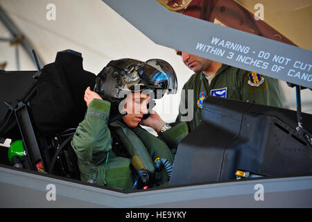 Le lieutenant-colonel Christine Mau, 33e Groupe d'opérations de commandant adjoint, met sur son casque avant de prendre son premier vol dans le F-35A sur la base aérienne d'Eglin, en Floride, le 5 mai 2015. Mau, qui ont déjà pris l'avion F-15E Strike Eagles, a fait l'histoire comme la première femme pilote de F-35 dans le programme. Le s.. Marleah Robertson) Banque D'Images