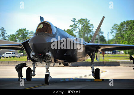 Le lieutenant-colonel Christine Mau, 33e Groupe d'opérations de commandant adjoint, revient de sa première F-35d'un vol d'entraînement après l'atterrissage sur la base aérienne d'Eglin, en Floride, le 5 mai 2015. Mau, qui ont déjà pris l'avion F-15E Strike Eagles, a fait l'histoire comme la première femme pilote de F-35 dans le programme. Le s.. Marleah Robertson) Banque D'Images