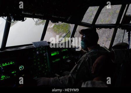 Le capitaine de l'US Air Force John Bowman, 1e Escadron d'opérations spéciales, le pilote effectue des manœuvres de bas niveau dans un MC-130H Combat Talon II lors de l'exercice Talisman Sabre dans le Territoire du Nord, Australie, le 2 juillet 2015. Les forces armées australiennes et américaines sont interopérables, flexible et prêt pour une grande variété de situations. Airman principal Stephen G. Eigel) Banque D'Images