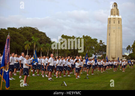 Les aviateurs, soldats, marins et affecté à une base commune dans Harbor-Hickam Pearl et la formation de l'écoute de remarques préliminaires avant de participer à la première 'Warrior' de la nouvelle année, le 6 janvier 2012, sur JBPHH, New York. Banque D'Images