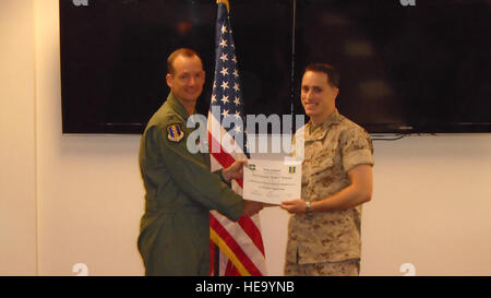 Le colonel Christopher Niemi, 33e Groupe d'opérations, commandant du Corps des Marines des États-Unis présente le Lieutenant Samuel Winsted, 1er F-35B Lightning II Agent de renseignements, un certificat d'études après avoir terminé le F-35 Unité de formation formelle d'intelligence, bien sûr, le 24 juin 2015, sur la base aérienne d'Eglin, en Floride Winsted servira dans un rôle critique en aidant le Corps des Marines' programme des F-35 au Marine Corps Air Station Yuma (Arizona), parce qu'il devient le premier F-35B de base. Le Marine Corps déclarera CIO avec le F-35B à décollage court et atterrissage vertical variante, cet été. (U.S. Photo courtoisie de l'Armée de l'air) Banque D'Images