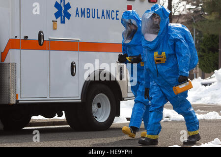 (De droite à gauche) Le s.. Wesley Barlow, 374e Escadron bioenvironmental médecine aérospatiale, technicien en génie et d'un membre de la 1re classe Marissa Kiracofe, 374e Escadron de génie civil technicien de la gestion de l'urgence, répondre à une simulation d'une substance inconnue au cours d'un exercice de formation sur les matières dangereuses à Yokota Air Base, Japon, le 20 février 2014. Le but principal de l'exercice était la criminalité commune de préservation des lieux de formation à la gestion des urgences, bioenvironmental ingénieurs, pompiers, forces de sécurité, des techniciens médicaux, et de l'Air Force Office of Special Investigations pour s'assurer d'un mini Banque D'Images