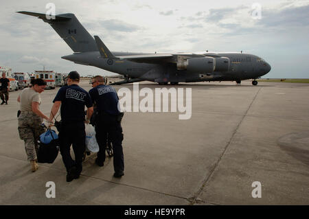 Un pilote américain du 514e Escadron d'évacuation aéromédicale et deux ambulanciers locaux utiliser un brancard pour déplacer un patient sur un CC-177 Globemaster III au cours d'une mission d'évacuation au New Orleans Lakefront Airport de New Orleans, en Louisiane, le 31 août. Forces aériennes du Canada et des États-Unis contribuent à l'ouragan Gustav, opérations d'aide humanitaire menée par l'Agence fédérale de gestion des urgences en collaboration avec le ministère de la Défense. Tech. Le Sgt. Sean M. Worrell Banque D'Images