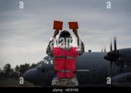 Un aviateur de l'US Air Force à partir de la 71e Unité de maintenance d'aéronefs un maréchaux HC-130J Combattre King II pour une place de stationnement, 4 février 2016, à Moody Air Force Base, Ga, le HC-130J peut voler dans la journée, cependant, les équipages de voler de nuit normalement des missions à faible à moyenne altitude niveaux dans des environnements sensibles ou attaquée, tant sur la terre ou sur l'eau. Airman Senior Ryan Callaghan Banque D'Images