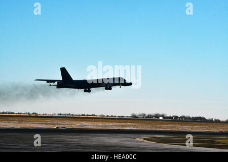 Un B-52H Stratofortress décolle à Minot Air Force Base, N.D., le 12 janvier 2015. Le B-52H est capable d'abandonner ou de lancer le plus large éventail d'armes dans l'inventaire américain. Airman Senior Bretagne Y. Bateman) Banque D'Images