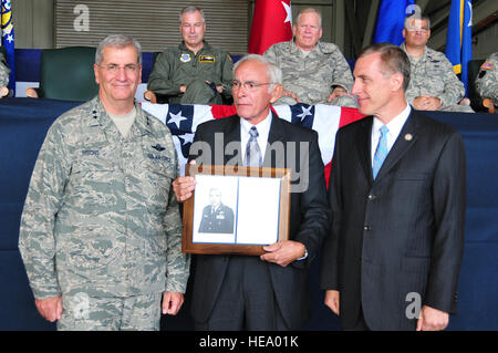 Hébergé par la 171e Escadre de ravitaillement en vol, la vingt-troisième conférence annuelle de la liberté de vol cérémonie a lieu, le 18 septembre 2011. Le lieutenant-colonel James Zambo se joint à M. Tim Murphy et le général de Sischo, adjudant général adjoint pour l'air, d'être intronisé au Temple de la renommée. (U.S. prises par le sergent. Sara M. Kaufman/libérés) Banque D'Images