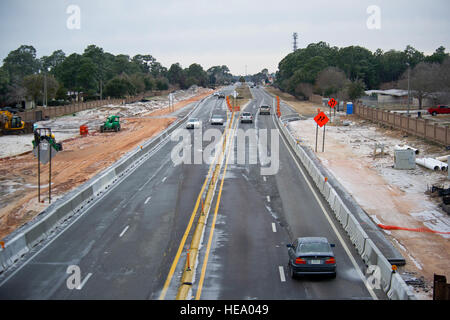 Procéder avec prudence les pilotes et les feux de détresse sur l'autoroute 98 à l'extérieur de la porte avant à Hurlburt Field, en Floride, le 29 janvier 2014. La pluie verglaçante et basse température glaciale a créé des conditions de conduite dangereuses.(U.S. Air Force Photo/ Le s.. John Bainter) Banque D'Images