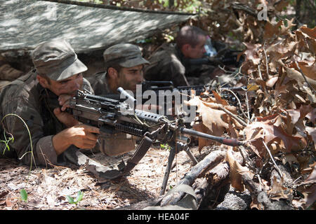 Un groupe de Rangers de l'armée américaine, les étudiants affectés à la formation des Rangers aéroportés et Brigade, tire sur la sécurité dans une position de combat à la base de patrouille sur Camp Rudder, Eglin Air Force Base, Fl., 8 juillet 2016. La phase de l'École des gardes de Floride est la troisième et dernière phase que ces Ranger les étudiants doivent compléter pour gagner le très convoité de l'onglet des Rangers. Le Sgt. Austin Berner Banque D'Images