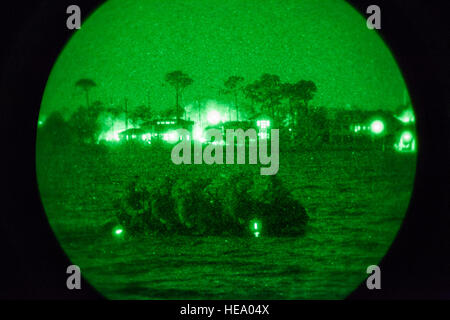 Un groupe de Rangers de l'armée américaine, les étudiants affectés à la brigade aéroportée et la formation des Rangers, des pagaies un zodiac à travers l'océan à l'île de Santa Rosa à attaquer un objectif près de Eglin Air Force Base, Fl., 8 juillet 2016. La phase de l'École des gardes de Floride est la troisième et dernière phase que ces Ranger les étudiants doivent compléter pour gagner le très convoité de l'onglet des Rangers. Le Sgt. Austin Berner Banque D'Images