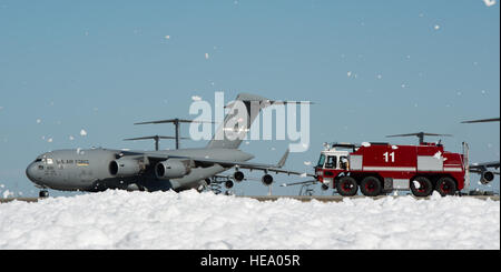 Une petite mer de mousse ignifuge a été involontairement dans un hangar pour avions, temporairement couvrant une petite partie de la ligne de vol à TRAVIS AFB, Californie, le 24 septembre 2013. La mousse non dangereux est semblable à du savon à vaisselle, qui a éventuellement dissous dans un liquide, qui a été aidé par des vents violents. 60e Escadre de mobilité aérienne Les pompiers permettait de lutter contre la dispersion, à l'aide de ventilateurs puissants et couvrant les drains. Aucun peuple ou l'aéronef n'a été blessé dans l'incident. Ken Wright Banque D'Images