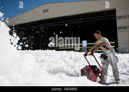 Airman Senior Allen Stoddard, 60e Escadron de génie civil, les courants d'une petite mer de mousse ignifuge qui a été involontairement dans un hangar pour avions à TRAVIS AFB, Californie, le 24 septembre 2013. La mousse non dangereux est semblable à du savon à vaisselle, qui a éventuellement dissous dans un liquide, qui a été aidé par des vents violents. 60e Escadre de mobilité aérienne Les pompiers permettait de lutter contre la dispersion, à l'aide de ventilateurs puissants et couvrant les drains. Aucun peuple ou l'aéronef n'a été blessé dans l'incident. Ken Wright Banque D'Images