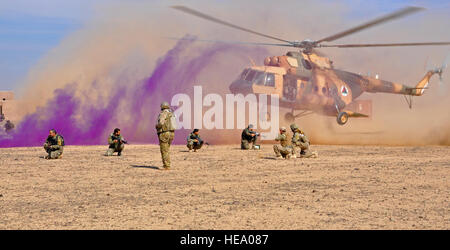 Un hélicoptère Mi-17 de l'armée de l'air (dans le cadre d'un exercice d'assaut aérien avec les membres de l'Escadre aérienne de Kandahar Les Forces de sécurité le 10 novembre 2013, le kandak, près de l'aérodrome de Kandahar, Afghanistan. Les membres du kandak menée s'envoler avec formation formation conjointe de l'OTAN, conseillers du 443rd et 441e Escadrons consultatif expéditionnaire aérienne. La classe 18 personnes a appris les bases de l'agression de l'air, y compris l'infiltration et l'exfiltration, déchargement et chargement à partir d'un aéronef et comment sécuriser un avion. Le capitaine Anastasia Wasem) Banque D'Images