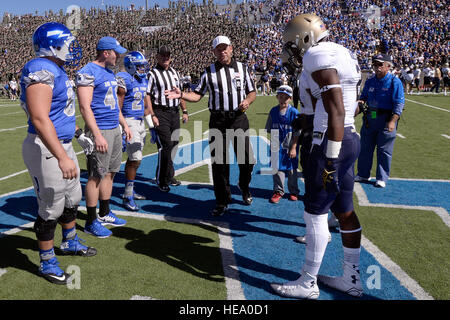 L'US Air Force Academy le faucon et l'académie navale des États-Unis les aspirants de répondre pour le tirage au sort à l'Academy's Falcon Stadium le 4 octobre 2014. La Marine de l'Armée de l'air battu 30-21 à Colorado Springs, Colorado (Air Force photo/Mike Kaplan) Banque D'Images