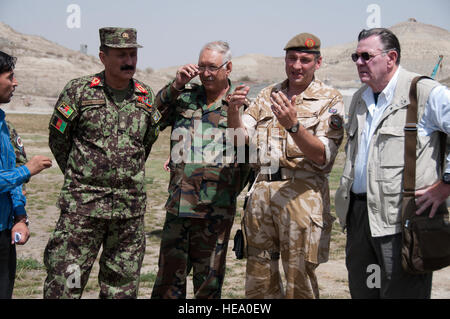 100830-F-1020B-009.jpg KABOUL - Le Général (Ret.) John Keane, premier mentor pour le Général David H. Petraeus, commandant de la Force internationale d'assistance à la sécurité, les montres comme sous-officiers de l'Armée nationale afghane effectuer un Leadership Reaction Course de l'exercice au centre de formation militaire de Kaboul le 30 août, 2010. Keane, un ancien chef de cabinet était en visite le centre de formation pour en savoir plus sur la Mission de formation de l'OTAN - l'Afghanistan et le développement des forces de sécurité nationale afghanes. Les sous-officiers faisaient partie d'un nouveau Leadership Reaction Course, conçu pour les recrues de l'écran pour les 25 semaines Agent peut Banque D'Images