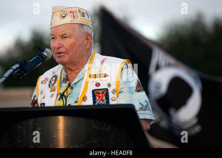 Le sergent des Marines des États-Unis. Jack Warner, ancien prisonnier de guerre, donne un discours à son compte en tant que prisonniers de guerre et disparus au combat au cours de la troisième édition annuelle de prisonniers de guerre et disparus au combat Cérémonie du Souvenir à l'ailes de Freedom Park, le 19 septembre. Il a visité la base et partagé ses expériences avec d'aviateurs de l'Altus et fourni un message pour les jeunes membres de service, 'ne jamais abandonner." La reconnaissance nationale POW/MIA jour donne aux Américains la possibilité de reconnaître le service et le sacrifice fait pour notre pays par des individus tels que Warner et d'autres prisonniers de guerre et disparus au combat. Seni Banque D'Images