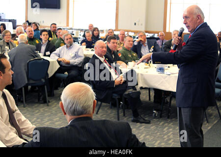 Un major-général de l'US Air Force à la retraite s'est adressé au Selfridge Air National Guard Community Council le 18 novembre 2014, discutant des méthodes utilisées pour survivre en tant que prisonnier de guerre pendant la guerre du Vietnam. Banque D'Images
