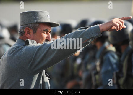 100423-F-5561D-001 Kaboul - Un Afghan National Civil Order Police (ANCOP) les lignes des troupes en formation au cours d'une cérémonie préalable au déploiement le 23 avril 2010. ANCOP sont la force d'élite de la police afghane. Ils reçoivent une formation supplémentaire de l'ordre civil et de police urbaine. ANCOP sont la clé de la sécurité dans les zones que les forces de sécurité nationale afghanes (Armée et police) et les forces de la coalition ont disparu, ce qui permet au gouvernement de la République islamique d'Afghanistan pour fournir les services nécessaires et la gouvernance. Matt Davis Senior Airman) Banque D'Images