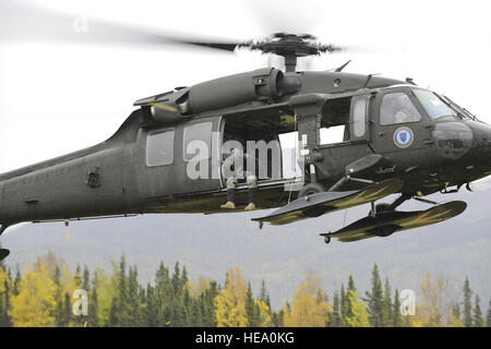 Le Sgt. 1re classe Thomas Stokesberry, la Compagnie B, 1er Bataillon, 207e Régiment d'aviation, de l'Alaska, la Garde nationale de Wasilla, Alaska, effectue un vol stationnaire vérifier que son hélicoptère UH-60L se prépare à atterrir dans la zone d'atterrissage Ranger, JBER-Richardson, le 20 septembre 2012, au cours d'opérations de slingload avec les soldats de la Compagnie de soutien de l'avant, 6e bataillon du génie. Banque D'Images