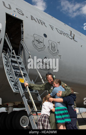 La quatrième C-5M Super Galaxy est arrivé à TRAVIS AFB, Californie, 25 septembre 2014. L'avion était piloté par le colonel Corey Martin, 60e escadre de la mobilité aérienne. Entre autres améliorations, la nouvelle M-modèle améliore la capacité de la mission de l'aile avec une plus grande efficacité énergétique et la gamme. Ken Wright) Banque D'Images